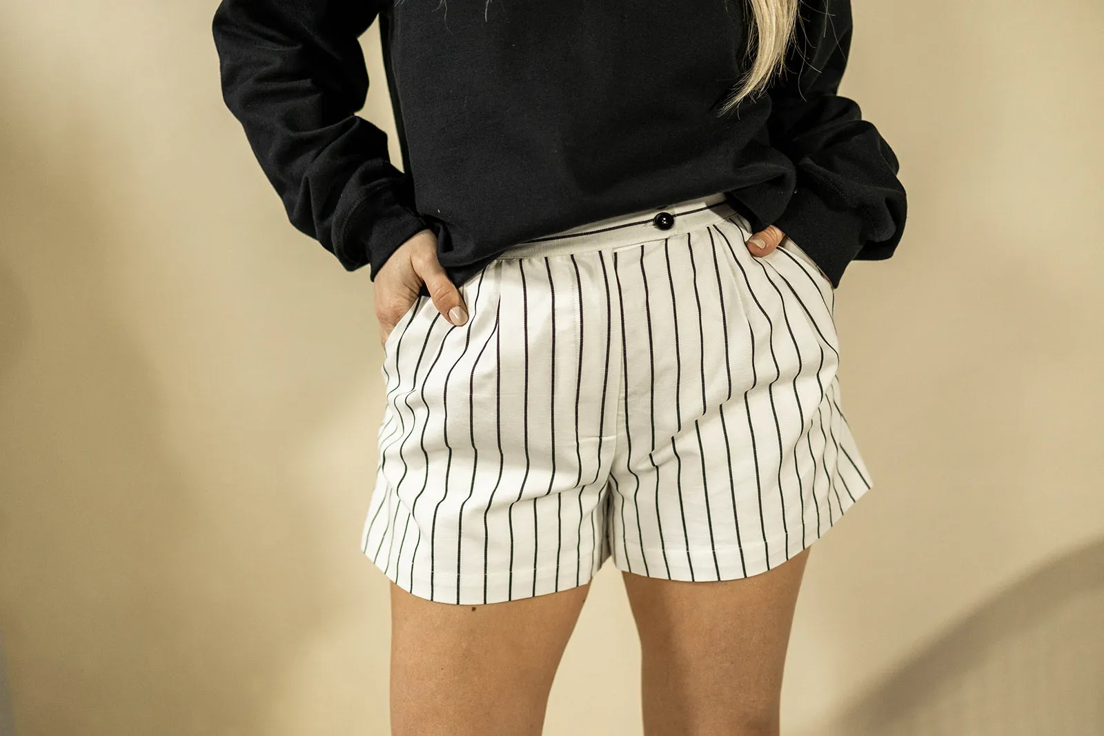 jeanette shorts in black stripe