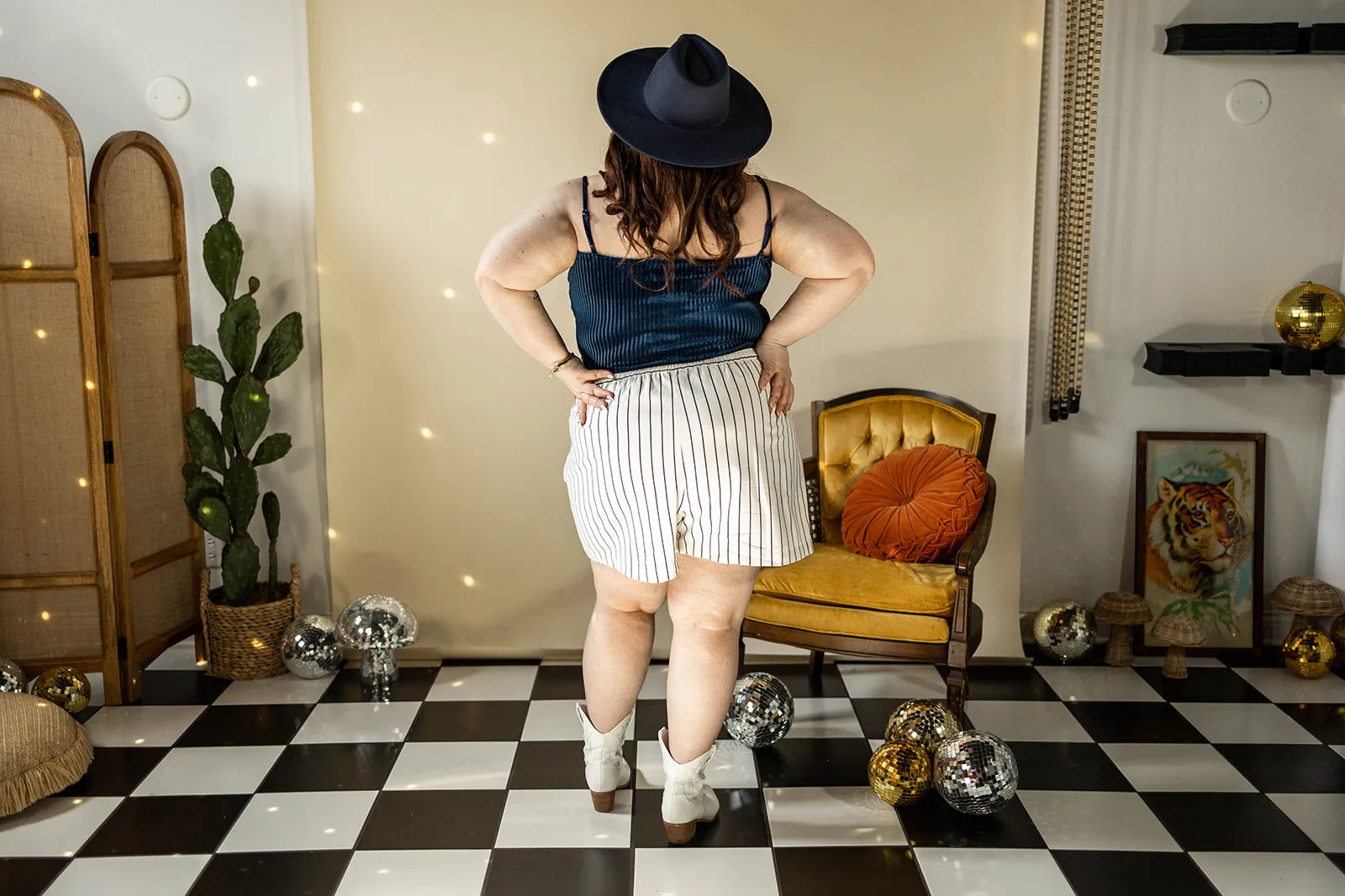 jeanette shorts in black stripe